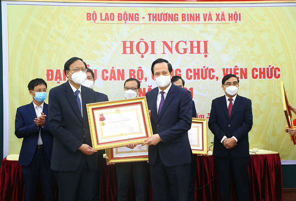 Truong-LDXH-don-nhan-Huan-Chuong.jpg